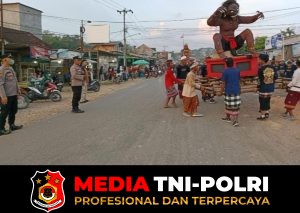 Anggota Polsek Tanjung Raya Polres Mesuji Laksanakan Pengamanan Arak-Arakan Ogoh-Ogoh Jelang Hari Raya Nyepi