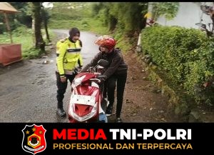 Kapolsek Megamendung Sigap Bantu Pengendara Motor yang Sempat Mogok di Jalur Alternatif, Berikan Rasa Aman dan Nyaman