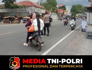Antisipasi Kemacetan di Hari Libur Anggota Polsek Megamendung Berikan Pelayanan Pengaturan Lalu lintas di Kawasan Menuju Puncak 