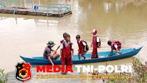 Jembatan Garuda Masih Tahap Pembagunan, Babinsa Koramil 1015-07/Parenggean Bantu Antar Jemput Anak Sekolah Mengunakan Perahu