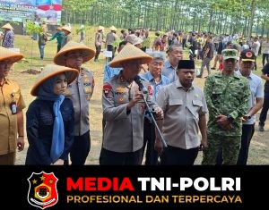Kapolda Banten Irjen Pol Hengki Bersama Kapolres AKBP Andri Kurniawan Dan Bupati Serang Rachmatuzakiyah Melaksanakan Kegiatan Penanaman Pohon Serentak.