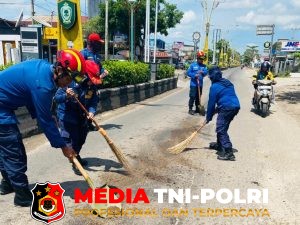 Damkar Kotim Tangani Tumpahan Minyak di Jalan Tjilik Riwut, Operasi Selesai 20 Menit