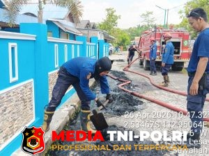 Damkarmat Kotim Lakukan Penyiraman Gorong-Gorong di Kelurahan Sawahan