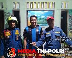 Damkarmat Kotim Evakuasi Ular Sanca di Plafon Rumah Warga Pasir Putih