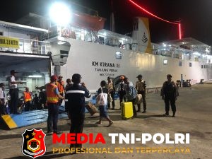 POLSEK KPM LAKSANAKAN PENGAWASAN DAN PENGENDALIAN PERJALANAN ORANG DI PELABUHAN PELINDO III SAMPIT