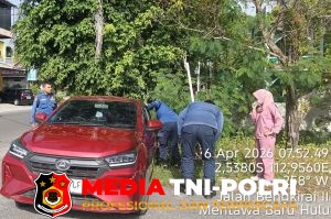 Damkarmat Berhasil Evakuasi Mobil Amblas di Jalan Jenderal S. Parman Sampit