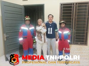 Kucing Terjebak di Plafon Toko, Damkarmat Kotim Lakukan Evakuasi