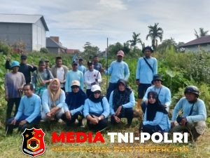Lurah Baamang Tengah Bersama Seklur Pimpin Jum'at Bersih membuat Badan Jalan di Gang Riak Mentaya Menuju ke Jalan Hasan Mansyur