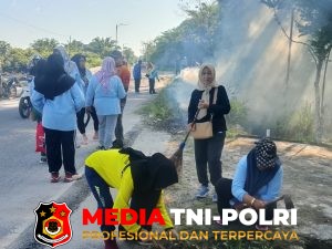 Ketua TP PKK Kelurahan Baamang Tengah Ny Farida Support Kegiatan Jum'at Bersih di Kelurahan Baamang Tengah