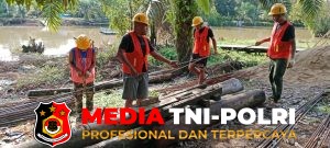 Para Personel Rangkai Besi Cor Pembangunan Jembatan Garuda