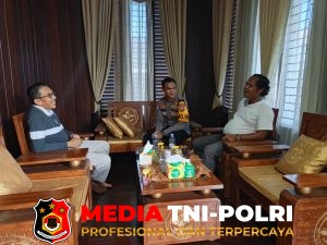 Jelang Pilkades 2026, Kapolsek Hanau Silaturahmi Kamtibmas Bersama Tokoh Masyarakat Desa Pembuang Hulu II