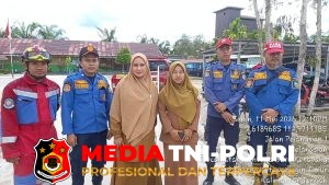 Damkar Kotim Evakuasi Sarang Lebah Madu di Lingkungan SDN 1 Pelangsian