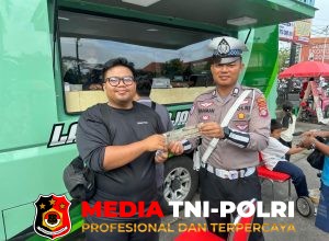 SAT LANTAS POLRES KOTIM MELAKSANAKAN PELAYANAN SAMSAT CAR FREE DAY DI TAMAN KOTA SAMPIT