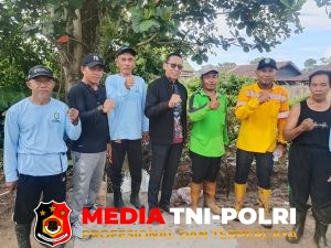 Lurah Baamang Tengah Terjun Langsung ke Lokasi Pada Jum, at Bersih Untuk Melihat Kondisi di Lapangan Akibat Banjir