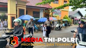 Pamapta I Polres Seruyan Atur Lalu Lintas di SDN 1 Kuala Pembuang I Saat Jam Pulang Sekolah