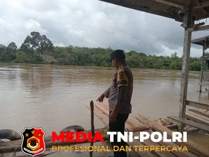 Polsek Seruyan Tengah Monitoring Debit Air DAS Seruyan, Desa Ayawan Alami Kenaikan 15 Cm