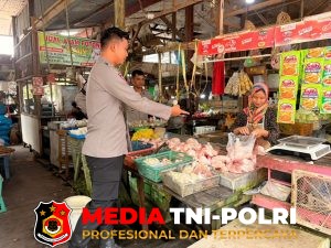 Kapolsek Hanau Pimpin Langsung Patroli Dialogis di Pasar Saik