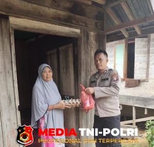 Binmas Polsek Seruyan Tengah Salurkan Bantuan Kepada Warga Desa Durian Tunggal