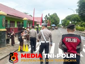 Polisi Gabungan Polres Seruyan Amankan Siswa SDN 2 Kuala Pembuang Saat Pulang Sekolah