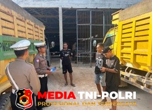 Satlantas Polres Seruyan Bagikan Leaflet Imbauan Keselamatan Berlalulintas