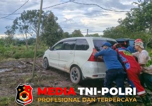 Dua Mobil Amblas di Jalan Berlumpur, Damkarmat Kotim Lakukan Evakuasi