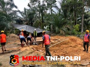 Pasca Banjir, Personel Bersihkan Lubang Sisa Genangan Air di Lubang Pondasi Jembatan Garuda