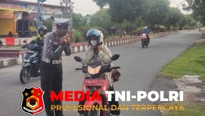 Satlantas Polres Seruyan Berikan Teguran Simpatik dan Imbauan Kamseltibcarlantas di Kuala Pembuang