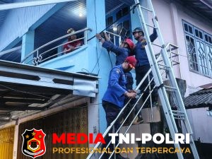 Damkarmat Kotim Berhasil Evakuasi Sarang Tawon Vespa Affinis di Atap Rumah Warga