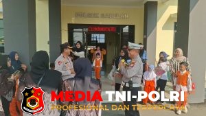 Senyum Anak-Anak Mutiara Babelan, Polsek Kenalkan Tertib Lalu Lintas Sejak Dini