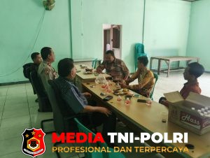 Jaga Jakarta Jaga Bekasi, Bhabinkamtibmas Sukaraja Sambangi Kantor Desa dan Perkuat Pesan Kamtibmas
