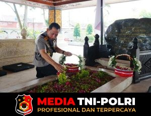Jelang Hari Bhayangkara, Kapolri Ziarah ke Makam Gus Dur