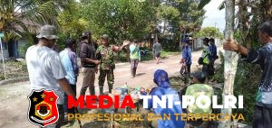 Babinsa Koramil 1015-03/Mbk Bahu Membahu Bersama Warga Gotong Royong Bersihkan Parit