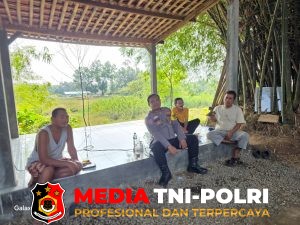 Jaga Jakarta Jaga Bekasi, Bhabinkamtibmas Sirnajaya Ajak Tokoh Warga Tangkal Hoaks dan Penipuan Daring