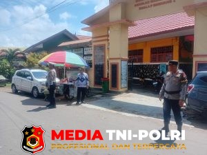 Polres Seruyan Laksanakan Pengaturan Lalin Jam Pulang Sekolah di SDN 1 Kuala Pembuang