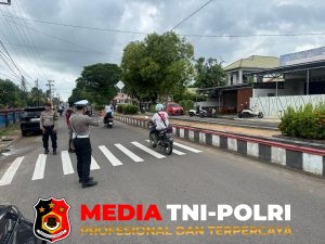 Satlantas dan Pamapta II Polres Seruyan Atur Lalin Jam Pulang Sekolah di SMPN 1 Kuala Pembuang