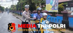 Satlantas Polres Seruyan Bagikan Puluhan Leaflet dan Brosur kepada Masyarakat Kuala Pembuang