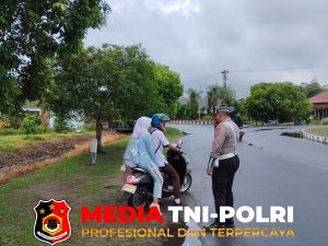 Satlantas Polres Seruyan Berikan Teguran Simpatik kepada Pengendara yang Abai Aturan Lalin