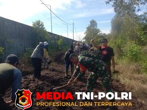 Akses Jalan Rusak, Babinsa Koramil 1015-03/Mentawa Baru Ketapang Bersama Warga Gotong Royong Perbaiki Jalan