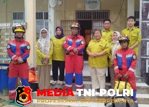 Damkarmat Kotim Evakuasi Sarang Tawon Vespa di SMK Ambarwati Ganepo