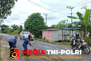 Petugas Damkar Kotim Bersihkan Tumpahan Minyak di Jalan HM Arsyad KM 23 Sampit - Samuda
