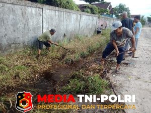 Warga Jalan TVRI RT 67 Ketapang Gelar Gotong Royong, Bersihkan Lingkungan dan Drainase