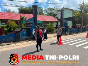 Pamapta II Polres Seruyan Atur Lalin Jam Pulang Sekolah di SDN 1 Kuala Pembuang