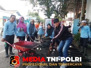 Ciptakan Lingkungan Yang Bersih, Lurah Baamang Tengah Bersama Forum RT/RW Laksanakan Kerja Bakti Jum'at Bersih