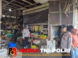 Patroli Dialogis Polsek Hanau Sambang Pasar Saik, Bina Ketertiban dan Cek Tukang Parkir