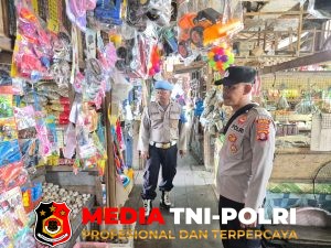 Patroli Dialogis Polsek Hanau Sambang Pasar Saik, Bina Ketertiban dan Cek Tukang Parkir