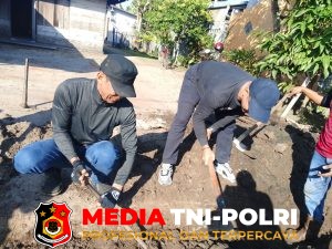 Lurah Baamang Tengah Bersama Seklur Bahu Membahu Bersama Forum RT/RW Gotong Royong Bersihkan Parit