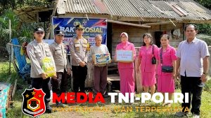 Polsek Hanau dan Bhayangkari Ranting Hanau Salurkan Baksos kepada Warga Kurang Mampu di Danau Seluluk