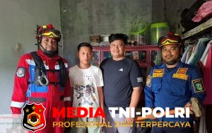 Damkarmat Kotim Berhasil Buka Pintu WC Rumah Warga Ketapang yang Terkunci
