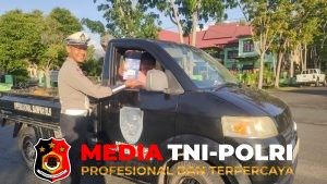 Satlantas Polres Seruyan Bagikan Leaflet dan Imbauan Keselamatan Berlalulintas di Bundaran II Kuala Pembuang