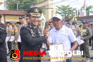 Polres Kotim Beri Piala & Piagam Penghargaan Usai Upacara HUT Bhayangkara Ke-80